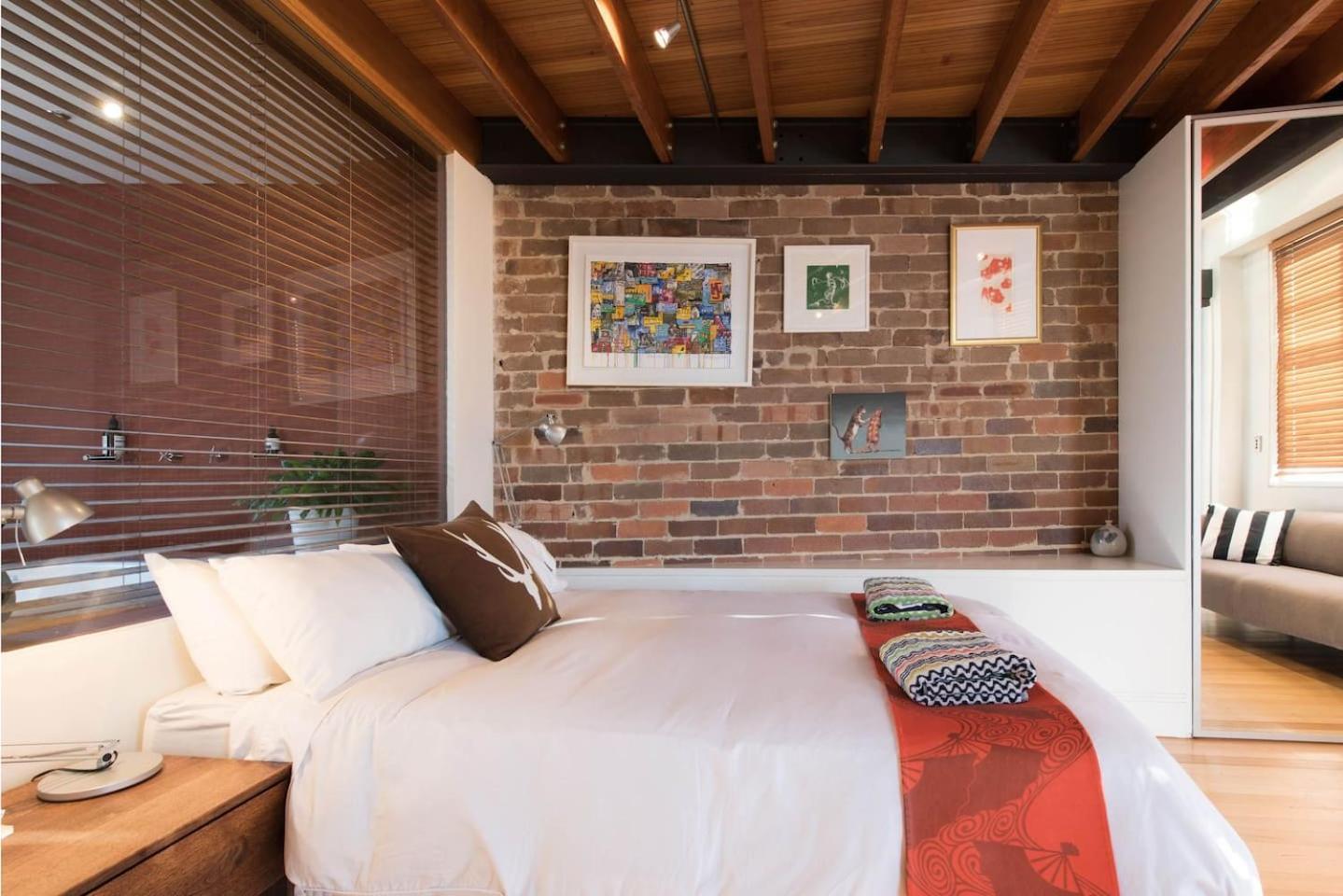 Sunny Loft Lookout With Iconic Views Apartment