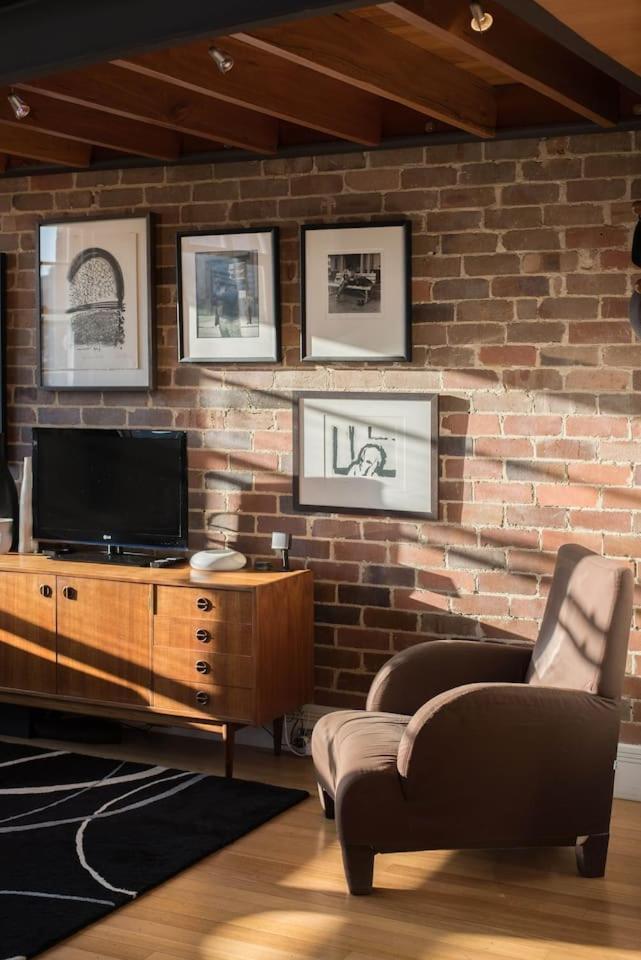 Sunny Loft Lookout With Iconic Views Apartment